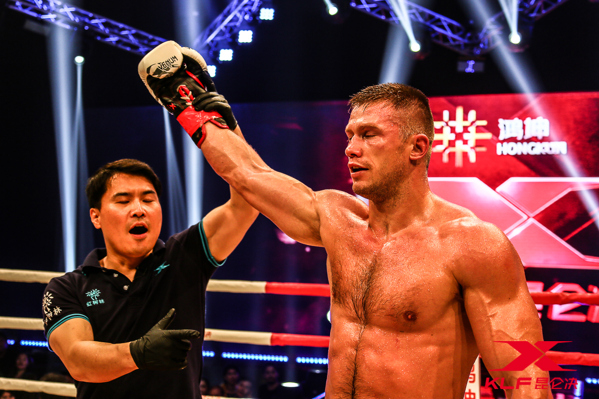 “美丽死神”击腹拳火力全开战胜挑战者加百列