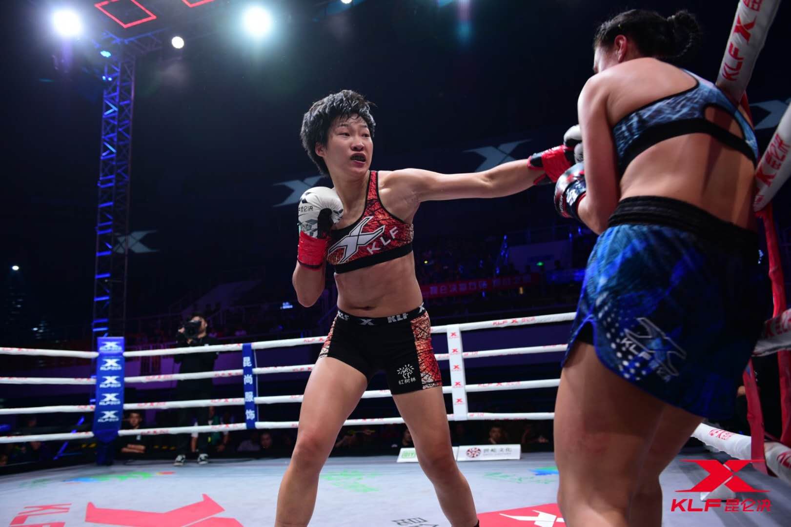 汪柯菡又一次把对手堵在绳边猛攻，法国老将无奈告负